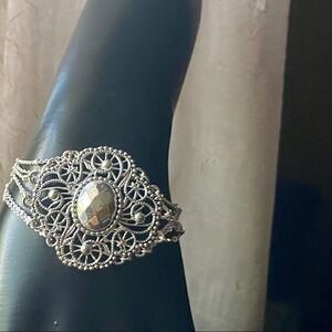 𝅺nrt (Avon) silver tone bracelet